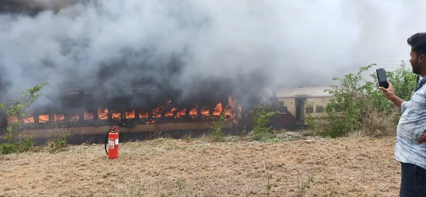 యాదాద్రి జిల్లాలో రైలు ప్రమాదం.. తప్పిన పెను ప్రమాదం