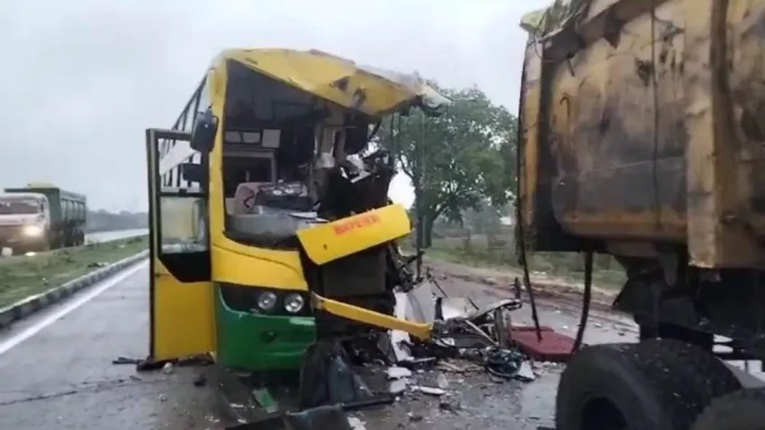 ప్రధానిమోడీ సభకు వెళ్తున్న బస్సును ఢీకొన్న కంటైనర్,ఇద్దరు కార్యకర్తలు మృతి..!!