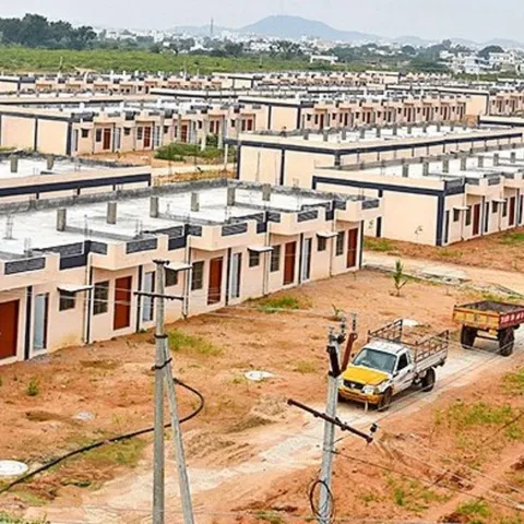 Cheating: డబుల్ బెడ్రూం ఇళ్ల పేరుతో ఆగని మోసాలు