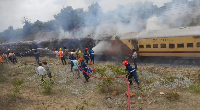 Train Fire: ఆ 20నిమిషాలే వందలాది ప్రాణాలను కాపాడాయి.. తోటి ప్రయాణికులను రక్షించిన వ్యక్తి ఎవరో తెలుసా..?
