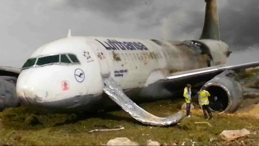 రన్‌వేలో ఫెన్సింగ్‌ను ఢీకొన్న విమానం, వైరల్‌ అవుతున్న వీడియో