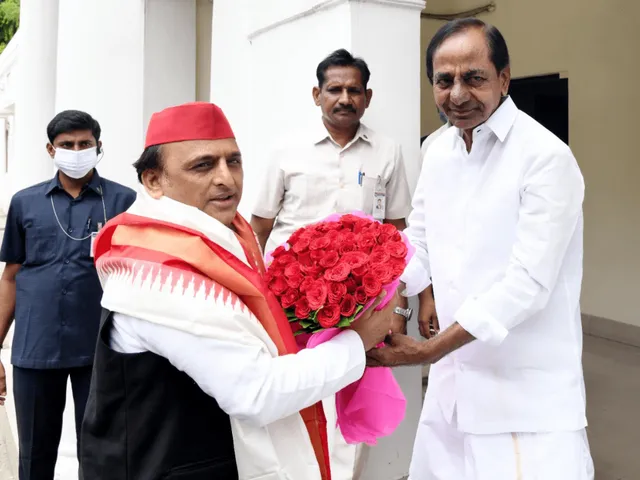 నేడు సీఎం కేసీఆర్‎తో యూపీ మాజీ సీఎం భేటీ..!!