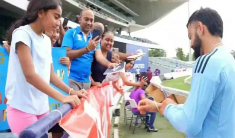 కోహ్లీకి బహుమతి ఇచ్చిన చిన్నారి!