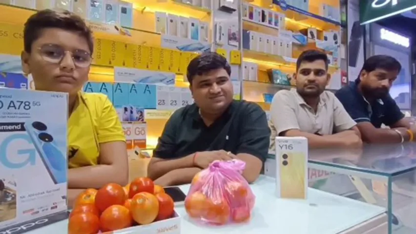 స్మార్ట్ ఫోన్ కొన్నవారికి 2 కిలోల టమాటాలు ఫ్రీ.. అంటున్న షాపు యజమాని