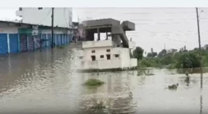 దంచి కొట్టిన వర్షానికి..చెరువుల్లా మారిన లోతట్టు ప్రాంతాలు!
