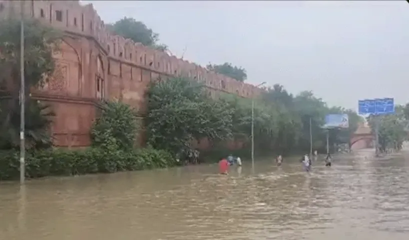 ఎర్రకోటను కూడా వదల్లేదు.. అక్కడికి కూడా నీళ్లదేవుడు వచ్చేశాడు..ఇప్పుడెలా..?