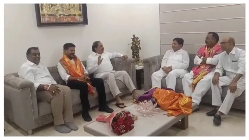 తుమ్మలతో భేటీ అయిన కాంగ్రెస్‌ నేతలు..