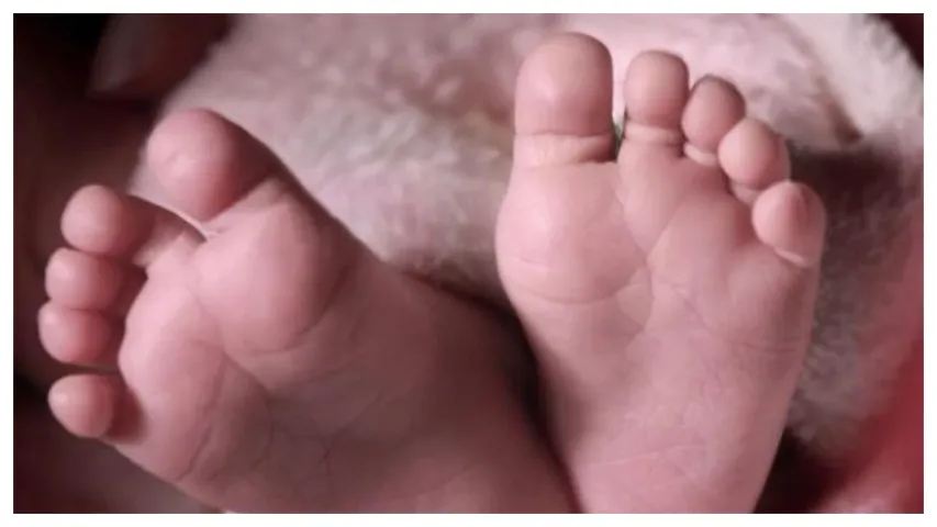 స్కూల్‌ బస్సు కిందపడి బాలుడు మృతి