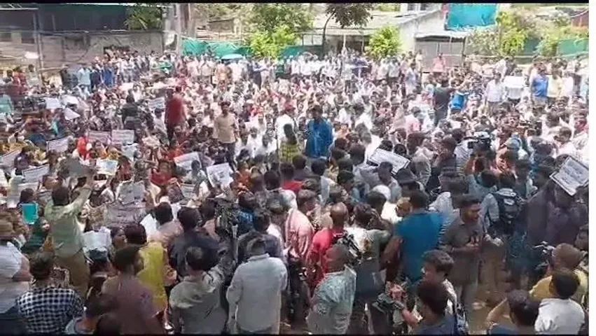 TSPSC:  నాంపల్లిలో ఉద్రిక్తత.. గ్రూప్- 2 పరీక్ష వాయిదా వేయాలని డిమాండ్