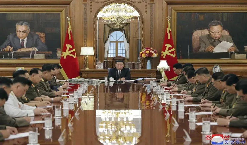 North Korea: యుద్ధానికి కాలు దువ్వుతున్న కిమ్ జోంగ్ ...మిలిటరీకి పిలుపు..!!