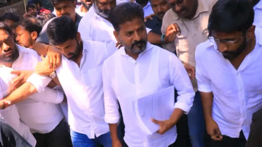 Revanth Reddy:వేంకటేశ్వరుడి ముందు కాంగ్రెస్ గ్యారంటీ కార్డు..రేవంత్ ప్రత్యేక పూజలు