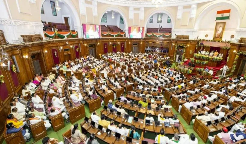యూపీ అసెంబ్లీలో కొత్త రూల్స్, పేపర్లు చించొద్దు..బిగ్గరగా నవ్వొద్దు..!!