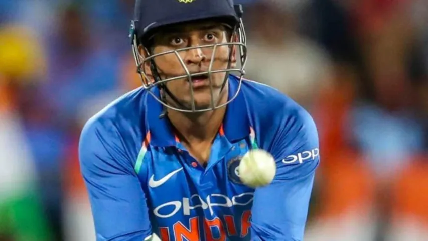 MS Dhoni: క్రికెట్ అకాడమీ పేరుతో ధోనీకి టోకరా...15కోట్లు కొట్టేసిన కేటుగాళ్లు..ఇద్దరిపై కేసు..!!
