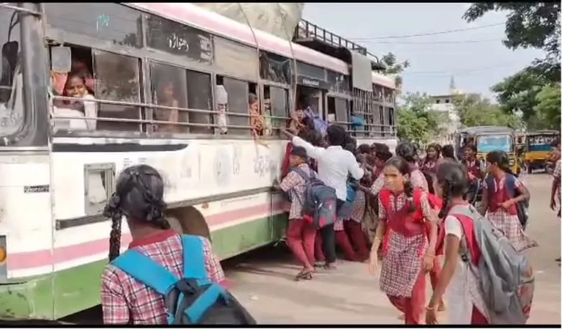 చదువంటే ఇష్టమే.. ప్రయాణమంటే భయమంటున్న విద్యార్థులు