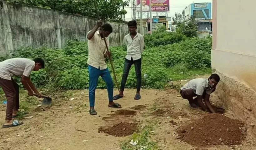 వారు కూలీలు కాదు.. విద్యార్థులే!