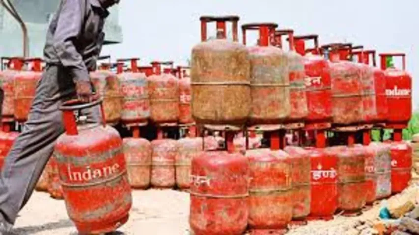 LPG Cylinder Price : భారీగా తగ్గిన గ్యాస్ సిలిండర్ ధర..నేటి నుంచి అమల్లోకి..!!