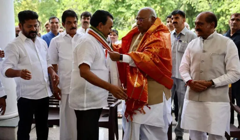ఖర్గే సమక్షంలో కండువా కప్పుకున్న జూపల్లి.. తెలంగాణ ఇచ్చిన సోనియా గాంధీ రుణం తీర్చుకోవాలని పిలుపు!