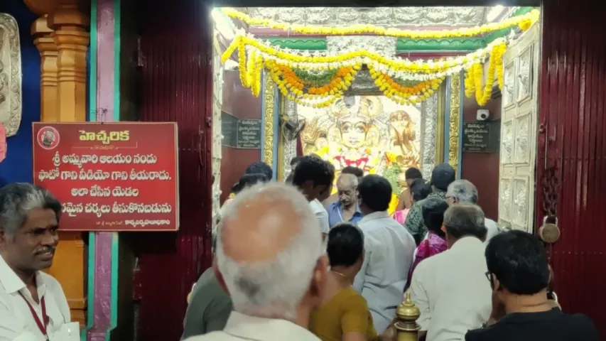 నగరిలో వరలక్ష్మీ వ్రతంలో పాల్గొన్న రోజా... జంగారెడ్డి గూడెంలో అమ్మవారికి ప్రత్యేక అలంకరణ...!