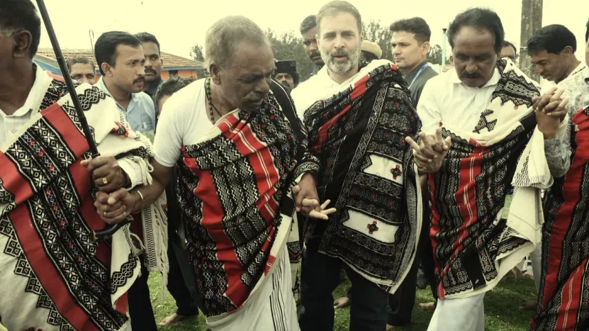 గిరిజనులతో కలిసి స్టెప్పులేసిన రాహుల్ గాంధీ... !