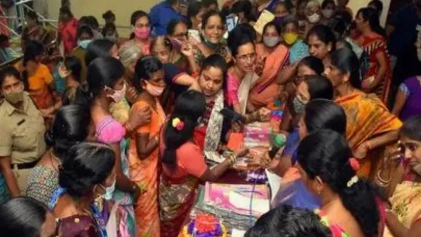 Bathukamma sarees: బతుకమ్మ చీరల పంపిణీకి ఎన్నికల ఎఫెక్ట్.. నెల ముందే పంచేట్టుగా కేసీఆర్ సర్కార్ కసరత్తు!