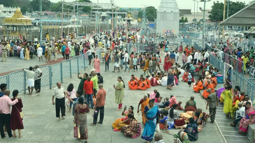 Tirumala: తిరుమలలో పెరిగిన రద్దీ.. శ్రీవారి దర్శనం కోసం భక్తుల క్యూ