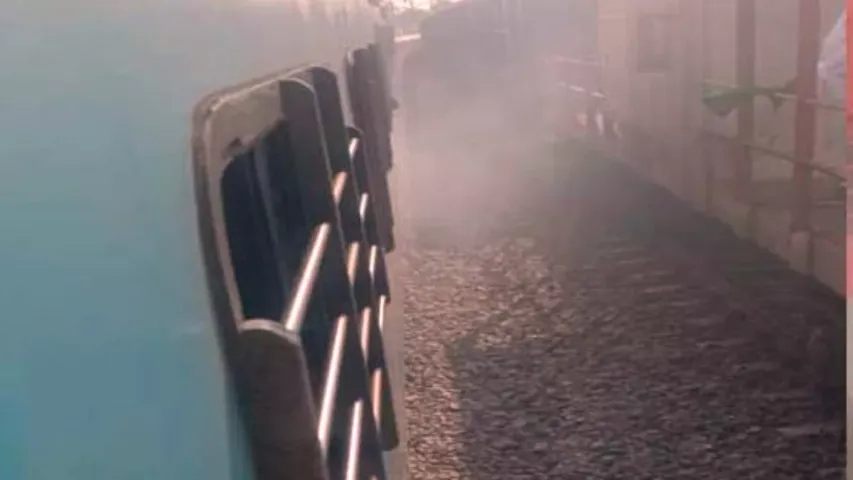 Smoke In Train : రైలులో పొగలు..బయటకు దూకిన ప్రయాణికులు!