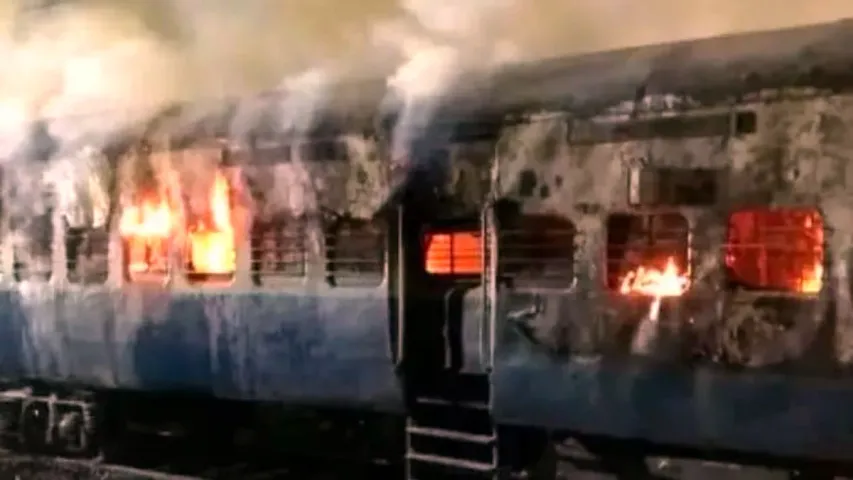 Breaking: బ్రేకింగ్: తెలంగాణ ఎక్స్ ప్రెస్ లో అగ్ని ప్రమాదం.. చెలరేగిన మంటలు!!