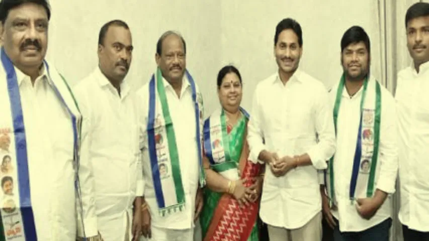 టీడీపీకి షాక్... వైసీపీలో చేరిన పలువురు నేతలు...!