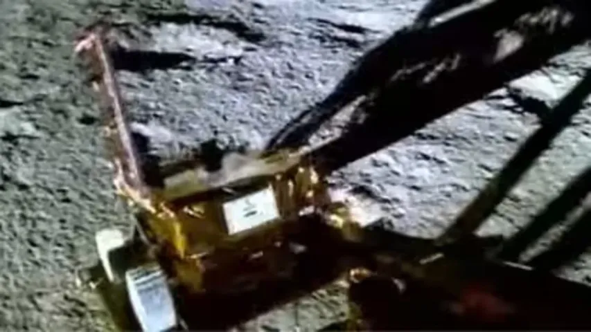 INDIA’s First Moon Walk: వావ్...జాబిల్లిపై వడివడిగా అడుగులు వేస్తోన్న రోవర్, వీడియో వైరల్..!!