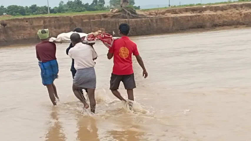 విషాద ఘటన.. మృతదేహంతో వాగు దాటిన గ్రామస్తులు