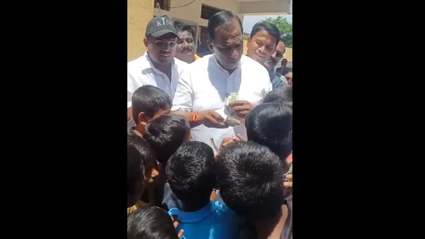 Hyderabad: చిన్నారులకు డబ్బులు పంచిపెడుతున్న మంత్రి మల్లారెడ్డి.. ఎందుకో తెలుసా?