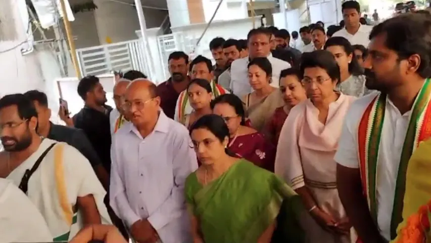 Bhuvaneshwari : భువనేశ్వరి కాన్వాయ్‌ అడ్డుకున్న పోలీసులు