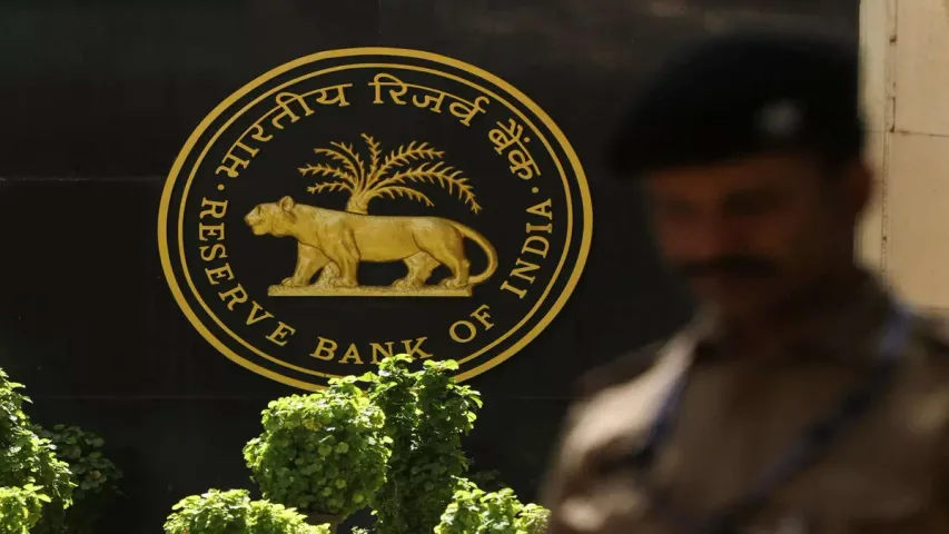 RBI: ఆ బ్యాంక్ కస్టమర్లకు ఆర్బీఐ షాక్.. నగదు విత్ డ్రాపై ఆంక్షలు.. వివరాలివే!