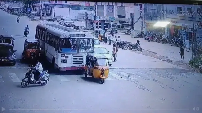 Road accident: హైదరాబాద్‌లో రోడ్డు ప్రమాదం.. ఆటోను ఢీ కొట్టిన ఆర్టీసీ బస్సు