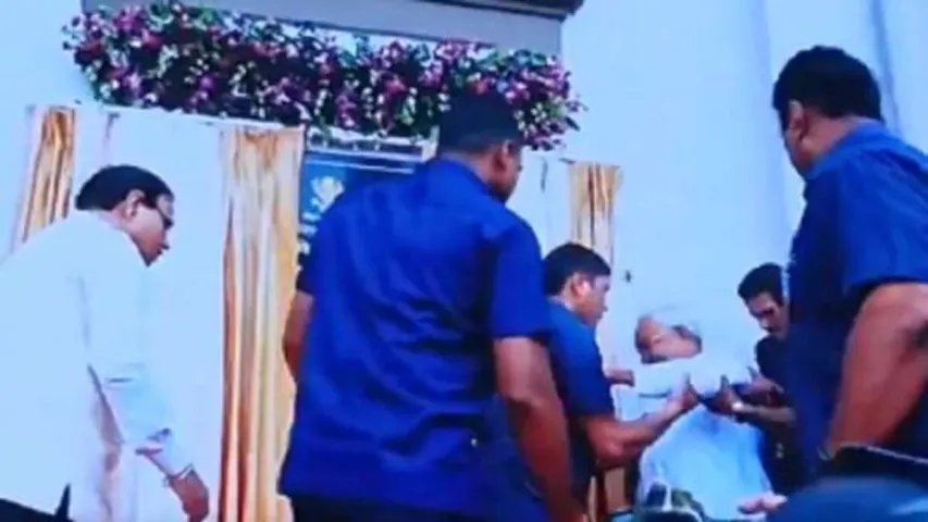 Nitish Kumar: కాలు జారి కిందపడిన సీఎం..పైకి లేపిన భద్రతా సిబ్బంది..!!