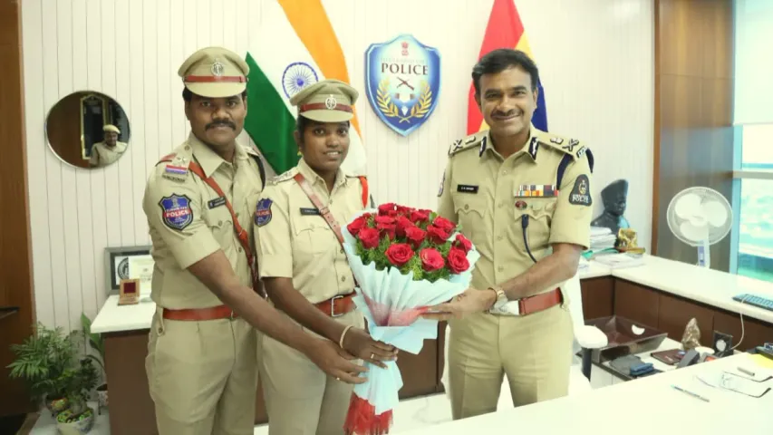 CV Anand: సీపీ ఆనంద్‌ను కలిసిన ప్రీ వెడ్డింగ్ షూట్ పోలీస్ దంపతులు