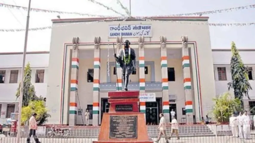 టికెట్ ఎందుకు ఇవ్వలేదో చెప్పాల్సిందే.. గాంధీ భవన్ వద్ద దీక్షకు దిగిన జడ్సన్