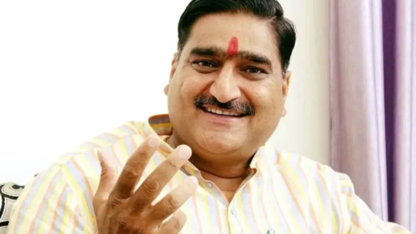 BJP Leader: బీజేపీ ఎంపీ వికృత చేష్టలు.. మహిళా ఎమ్మెల్యేను అసభ్యంగా తాకుతూ.. (వీడియో)