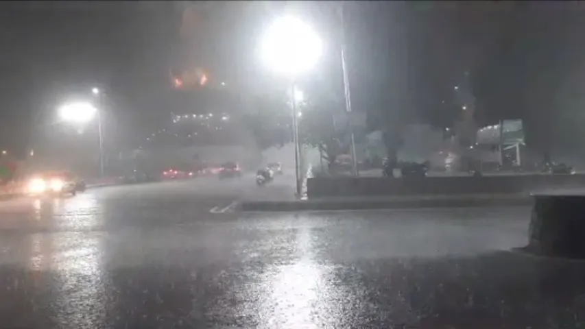 Rain Alert: హైదరాబాద్ కు రెడ్ అలర్ట్..పలు ప్రాంతాల్లో దంచి కొడుతున్న వర్షం..!!