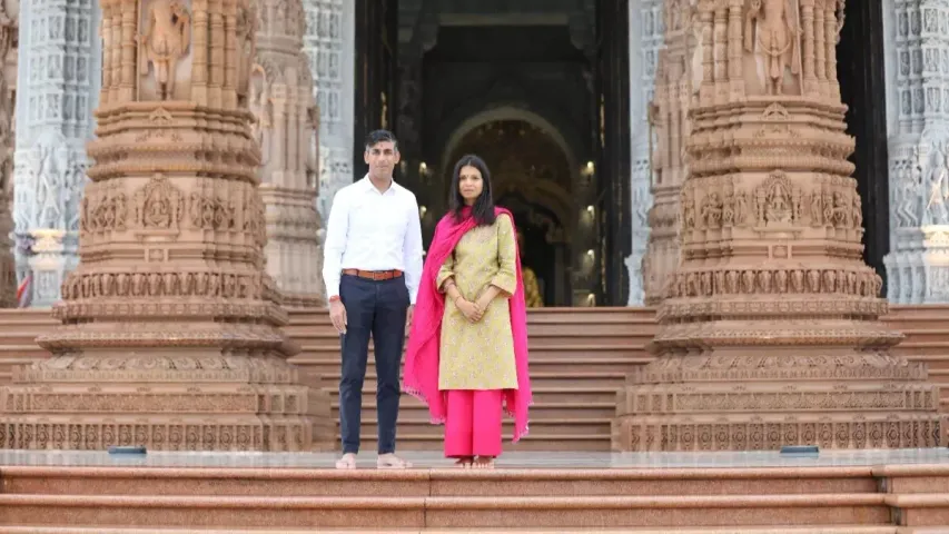Rishi Sunak:  అక్షరధామ్ ఆలయాన్ని సందర్శించిన రిషి సునక్, భార్య అక్షతామూర్తి..!!