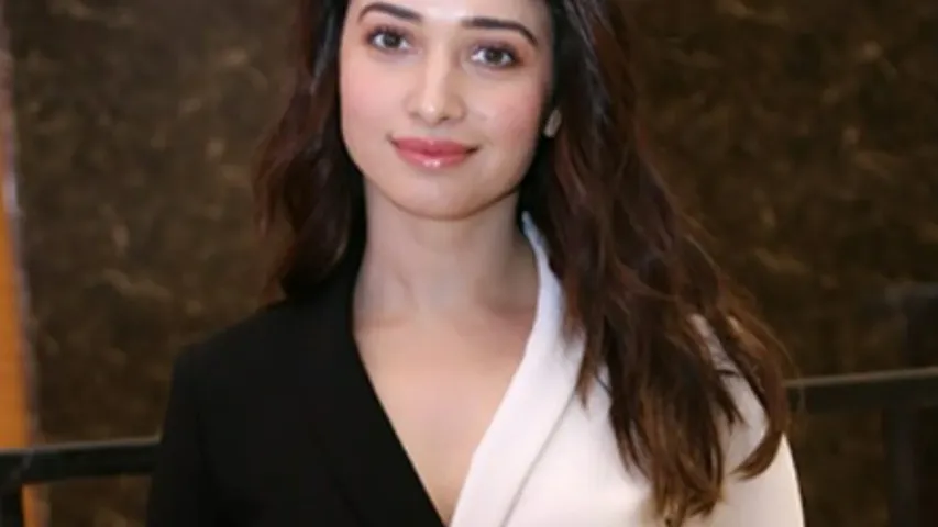 మాల్దీవుల్లో మిల్కీ అందాలు!