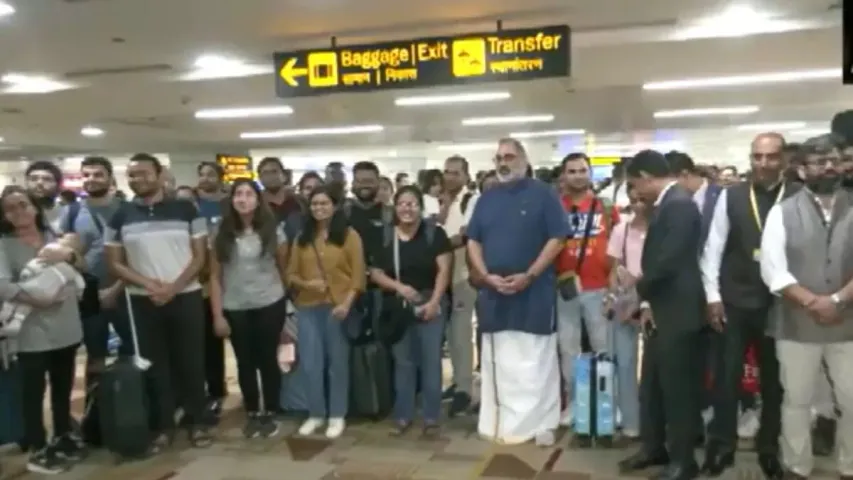 Operation Ajay: ఇజ్రాయెల్ నుంచి  212 మంది పౌరులతో ఢిల్లీకి చేరిన మొదటి విమానం..!!