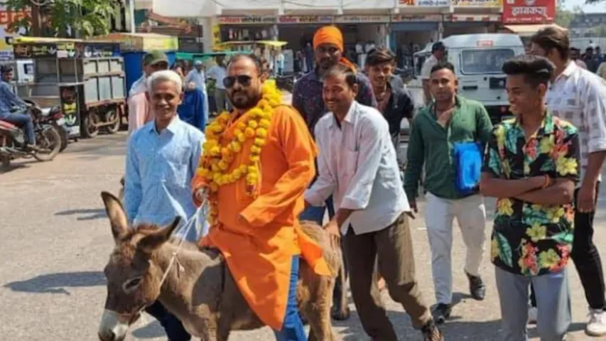 వాటే ఐడియా గురూ.. గాడిదపై వచ్చి నామినేషన్ వేశాడు..