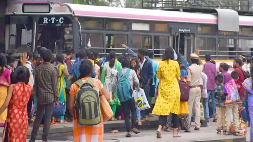 Telangana: బతుకమ్మ, దసరా సంబరాలు.. నగరంలో ప్రయాణికుల రద్దీ..