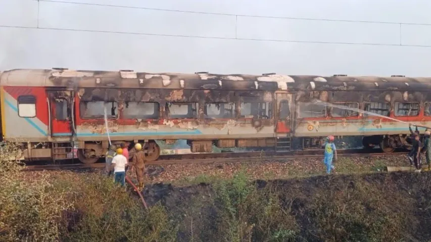 Train Accident: రైలులో అగ్నిప్రమాదం.. పూర్తిగా కాలిపోయిన బోగీలు