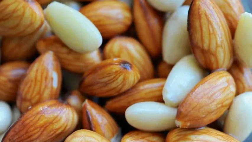 Almonds: బాదం పప్పును నానబెట్టకుండా తింటున్నారా.. అయితే ఈ సమస్యలు తప్పవు!
