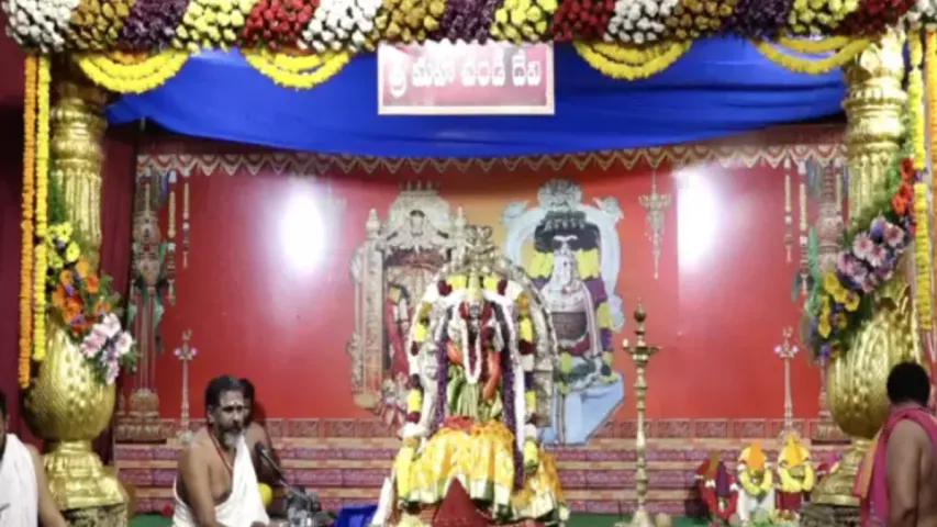 Vijayawada: ఐదో రోజుకు చేరుకున్న దసరా శరన్నవరాత్రులు