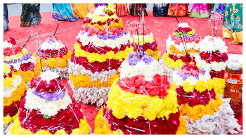 Bathukamma: గౌరమ్మను తల్లి గంగమ్మ ఒడిలో వదిలేసే సద్దుల బతుకమ్మ