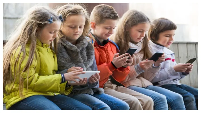 Screen time:డిజిటల్ ప్రపంచానికి దూరంగా పిల్లలను పెంచడం ఎలా?