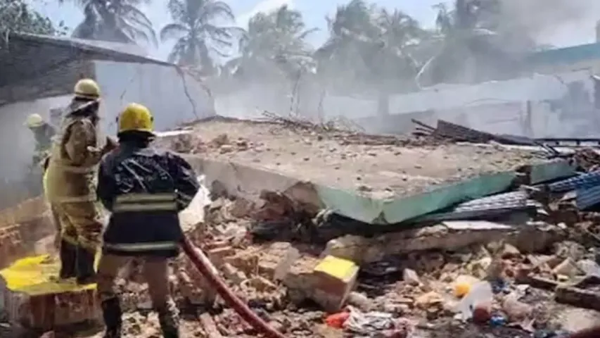 Tamilanadu : పటాకుల ఫ్యాక్టరీలో పేలుడు..ఎగిరిపడ్డ మృతదేహాలు!
